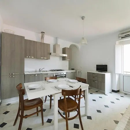 Casa de Férias Hostdomus - Ca' Di Nava Alassio